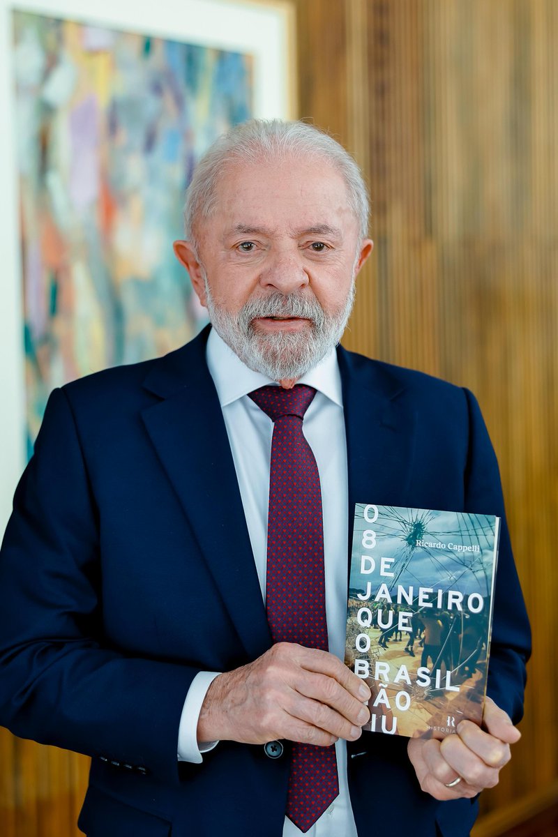 "O 8 de janeiro que o Brasil não viu", livro onde contos todos os bastidores, só foi possível graças à confiança que recebi do presidente <a href="/LulaOficial/">Lula</a> para atuar como defensor da democracia. Ver o presidente com o livro nas mãos me enche de alegria e orgulho pelo dever cumprido.