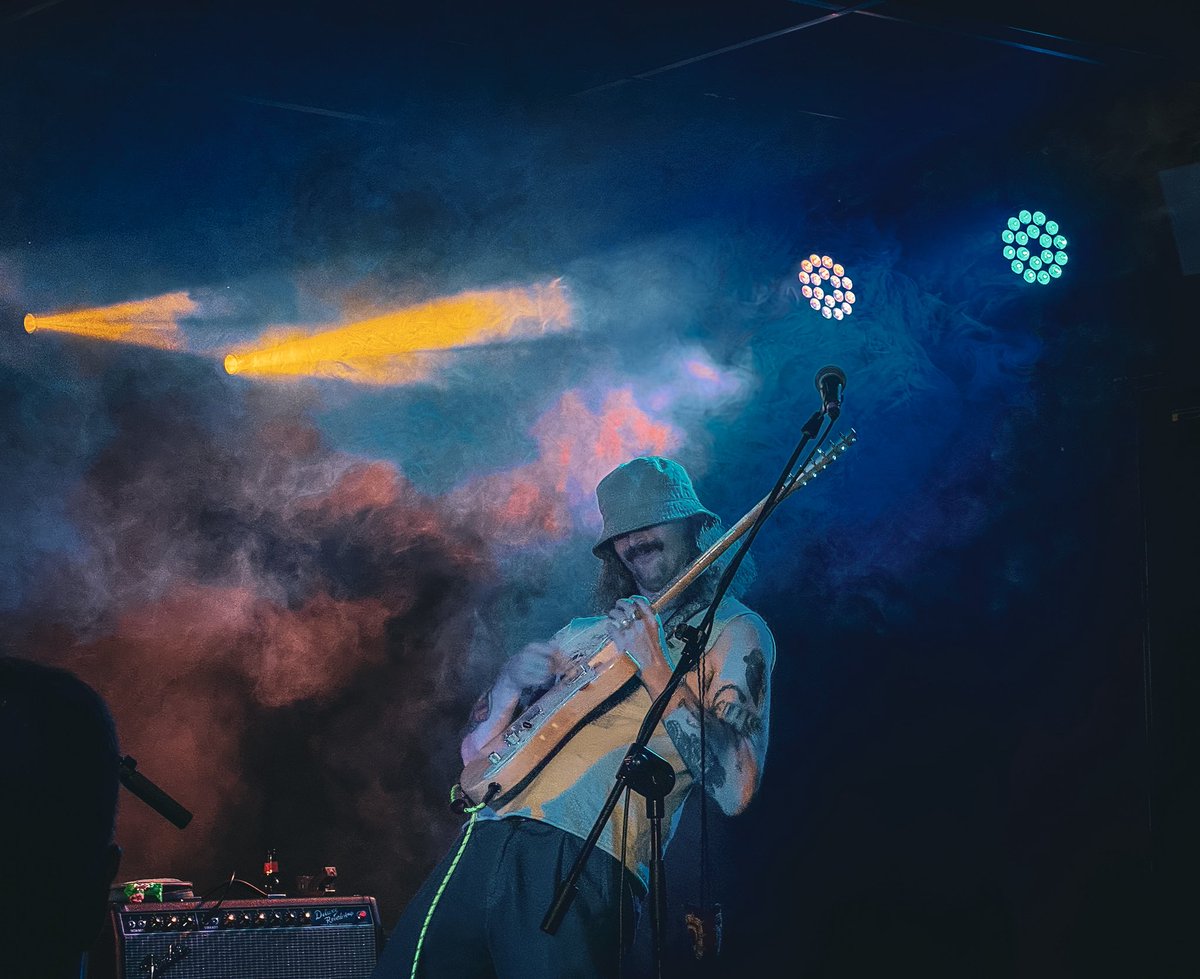 atonalweb's tweet image. Esta noche en el Loco Club, @colorgreenband ofrecieron un concierto de altos vuelos: rock psicodélico sin red, pellizcos kraut y ese country con reverb que huele a desierto y a grabadora Tascam. Una banda en mutación constante, entregada al presente…
