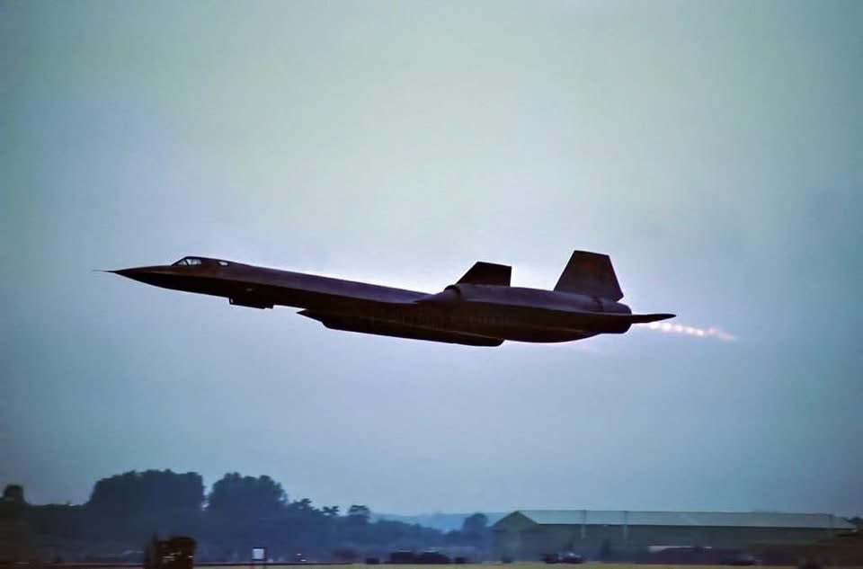 Habubrats71's tweet image. The CIA will never admit it, but the SR-71 was a superior aircraft. The Air Force had SR-71s built and had looked at some problems in the A-12. The pilot had too much to do to safely fly and handle electronic defenses.  The SR-71  could fly further because it had an…