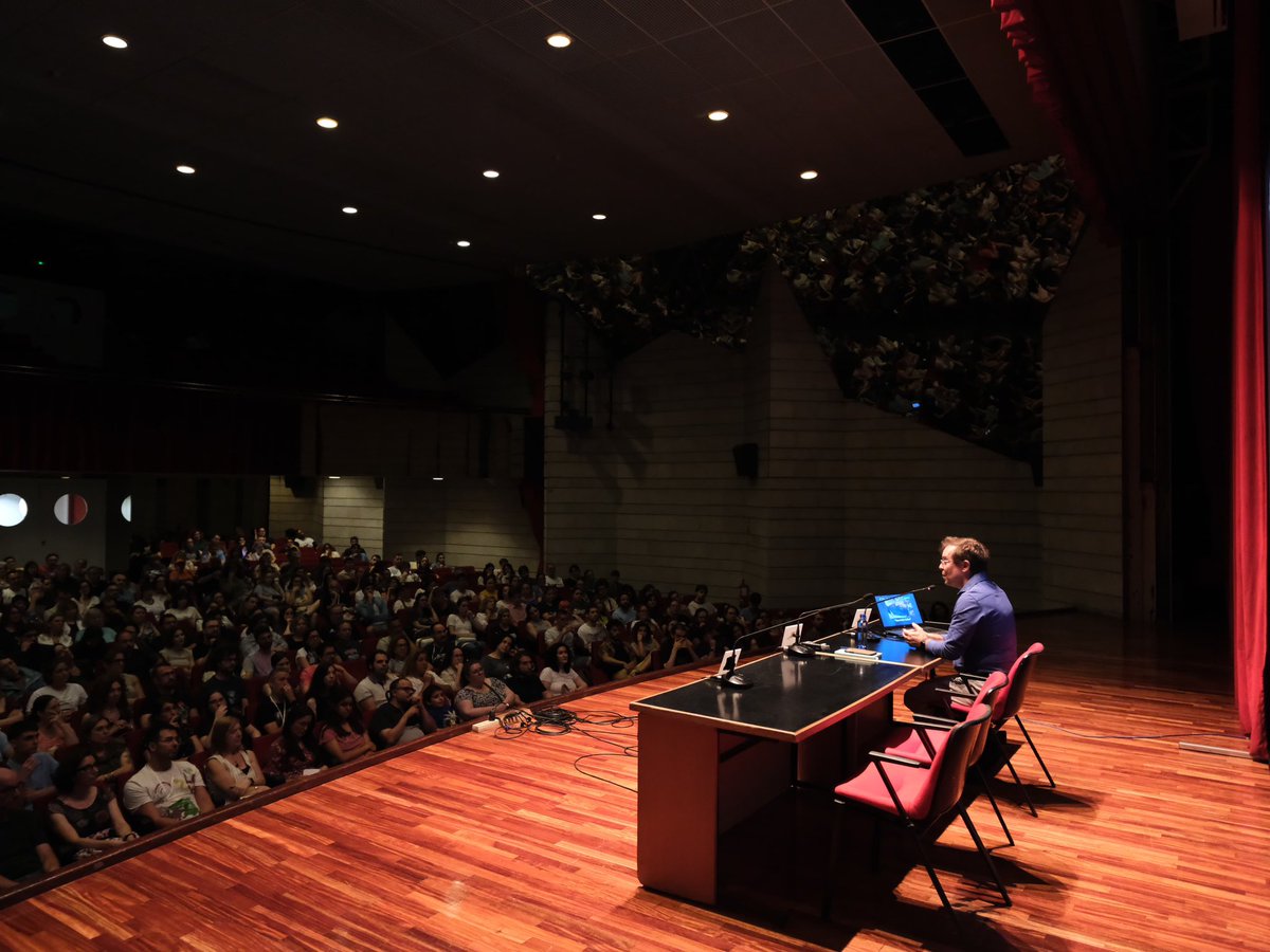 festivalcelsius's tweet photo. Autor entre otras de El plan maestro o de El maestro Del Prado, Javier Sierra no sólo tiene unos conocimientos vastísimos sino que es un extraordinario comunicador, y hemos disfrutado de lo lindo en su charla viaje a la dimensión oculta del arte en el #celsius2025 https://t.co/zrIf4CNkI5