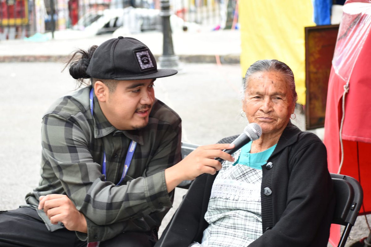 CulturaCiudadMx's tweet photo. Este día, la #RadioBocina de #CCRadio acompañó la inauguración de la exposición fotográfica realizada por las y los promotores territoriales de Tlalpan, una muestra que nace desde y para la comunidad de San Miguel Topilejo.
A través de imágenes que retratan la cotidianidad y los saberes ancestrales del campo, esta exposición rinde homenaje a la vida campesina y a la conexión profunda con la tierra.
Conocerás historias como la de Don Efraín, tlachiquero que preserva el arte del pulque; los hermanos Madrigal, guardianes de la memoria agrícola; y el colectivo de Diana y Diego, quienes cultivan un huerto orgánico libre de químicos, sembrando vida desde la semilla.
"Topilco" no es solo una muestra: es una reflexión sobre la agricultura como raíz cultural, sustento y acto de resistencia, una visión que los promotores culturales han reforzado a través de actividades artísticas y comunitarias. 🌱
#PromotorxsCulturales
#RadioBocina
#CulturaComunitariaRadio