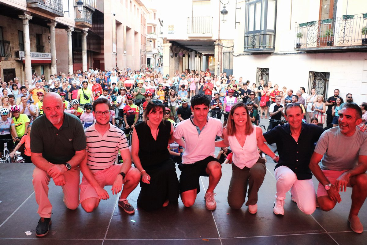Antonio Miguel 🔻🇵🇸 (@aduero) on Twitter photo Aranda ha rendido un merecidísimo homenaje a <a href="/SamartinmartinA/">Sara Martín</a> del <a href="/Movistar_Team/">Movistar Team</a> por su reciente Campeonato de España. Centenares de ciclistas, de todas las edades, han acompañado a la campeona arandina en un paseo por la ciudad que ha finalizado en la mítica Plaza del Trigo, Aranda ha rendido un merecidísimo homenaje a <a href="/SamartinmartinA/">Sara Martín</a> del <a href="/Movistar_Team/">Movistar Team</a> por su reciente Campeonato de España. Centenares de ciclistas, de todas las edades, han acompañado a la campeona arandina en un paseo por la ciudad que ha finalizado en la mítica Plaza del Trigo,