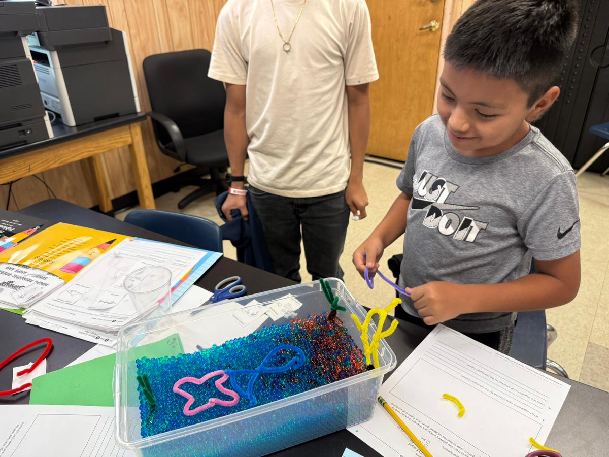 mdcpsmigrant's tweet image. Our students at South Dade Center enjoy the hands-on activities using science kits to learn.  In this kit, students learned about the movement of matter &amp;amp; life science by making an oceanic food web model.

#YourBestChoiceMDCPS
#Summer305 #SYIP2025
@SuptDotres
@MDCPSTitleI
@MDCPS