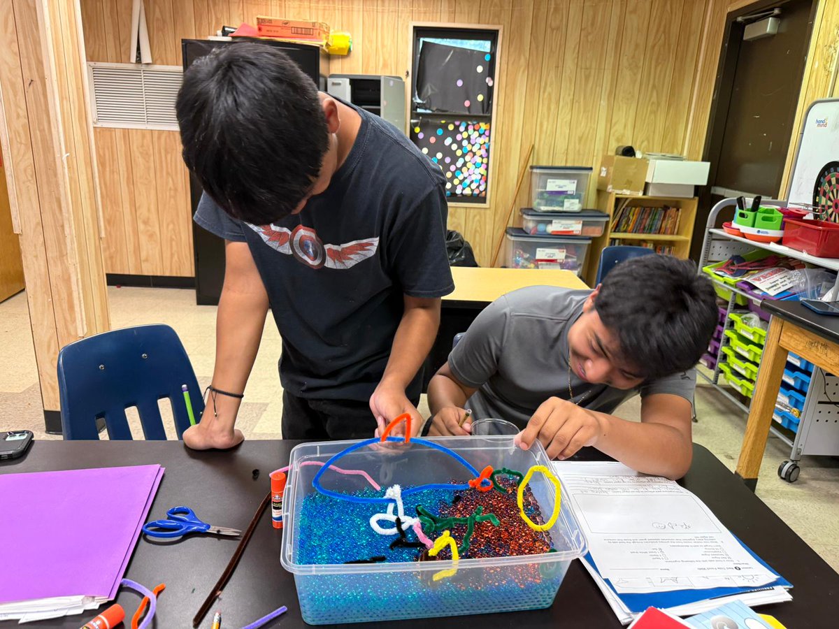 mdcpsmigrant's tweet image. Our students at South Dade Center enjoy the hands-on activities using science kits to learn.  In this kit, students learned about the movement of matter &amp;amp; life science by making an oceanic food web model.

#YourBestChoiceMDCPS
#Summer305 #SYIP2025
@SuptDotres
@MDCPSTitleI
@MDCPS