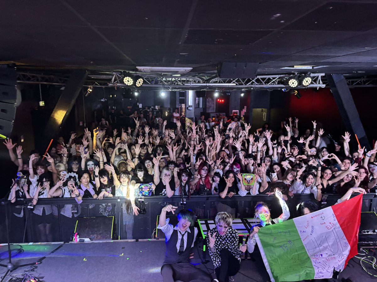 FUKURO_OFFICIAL's tweet photo. 【ThankYou!!】
ROAD TO EUROPE🇸🇰🇩🇪🇫🇷🇬🇧🇮🇹🇵🇱

イタリア公演ありがとうございました🦉

Thank you for the incredible energy, Italy🇮🇹❤️

SETLIST→ https://t.co/fF29pmDL9q https://t.co/mFbBLbWhjT