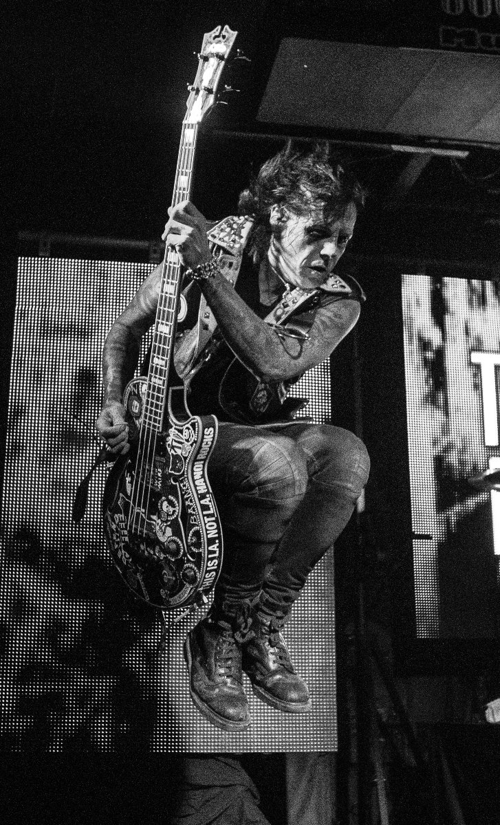 #TBT Since I'm going to EU with Dope, here is a shot from the '16 tour. I'm doing a fun thing on my Patreon called 'Jail Guitar Doors'. I talk about some of my old instruments with some fun and hopefully interesting stories! Today's post was this bass!
patreon.com/aceyslade?utm_…