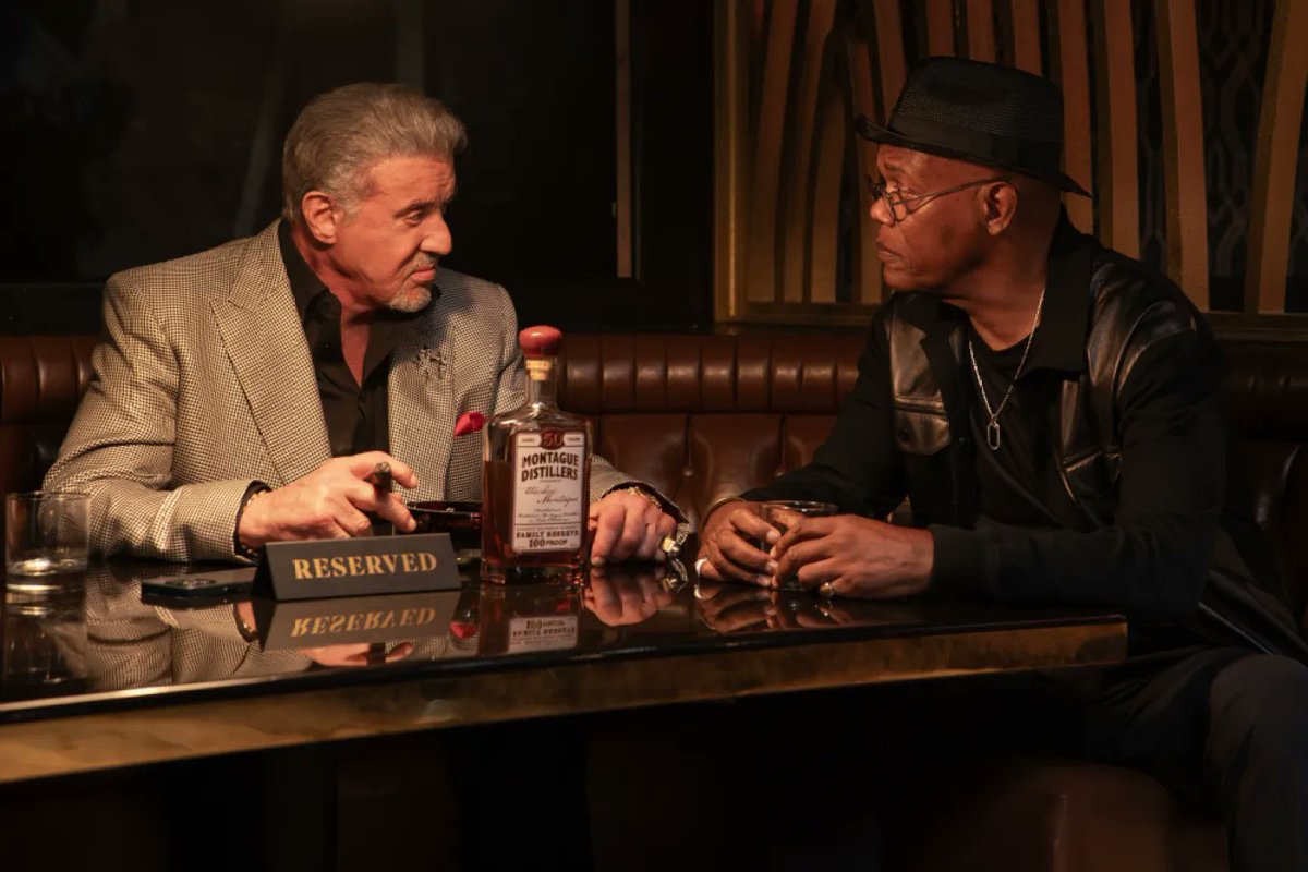 DSeriesYPelis's tweet photo. #TiempoDNews
#ParamountPlus encarga la serie #NOLAKing, spin-off de #TulsaKing, centrado en el personaje de Samuel L. Jackson.
Sigue a Russell Lee Washington Jr. (Jackson) quien, tras entablar amistad con Dwight Manfredi (Sylvester Stallone) durante una condena de 10 años en una prisión federal, es enviado a Tulsa por la familia criminal Renzetti de Nueva York para acabar con Dwight de una vez por todas. Inspirado por lo que Dwight ha creado en Tulsa e impresionado por las posibilidades de las segundas oportunidades, Washington regresa a Nueva Orleans, el hogar que abandonó 40 años atrás, para reavivar la relación con su familia, sus amigos y tomar el control de la ciudad que dejó atrás. Al hacerlo, incurre en la ira de sus antiguos jefes en Nueva York, y se hace vulnerable a los viejos enemigos de NOLA, tanto criminales como policías.