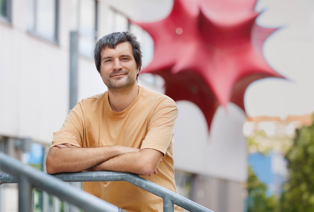 QuantaMagazine's tweet image. The mathematicians Clemens Sämann and Michael Kunzinger helped prove that singularity theorems, rooted in general relativity, hold up even in models of space-time that are not smooth. “We believe non-smoothness is an inescapable part of the natural world.”…