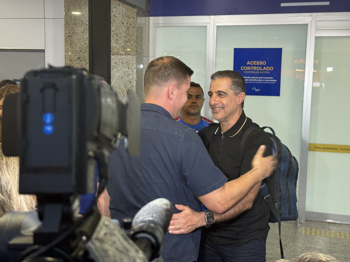 raisamartinsb's tweet photo. O Mister tá na área! 🇵🇹

Renato Paiva desembarcou na capital cearense e já foi direto para o Pici comandar o primeiro treino no Fortaleza. Mais detalhes no @globoesportece https://t.co/hNNaSwCaed