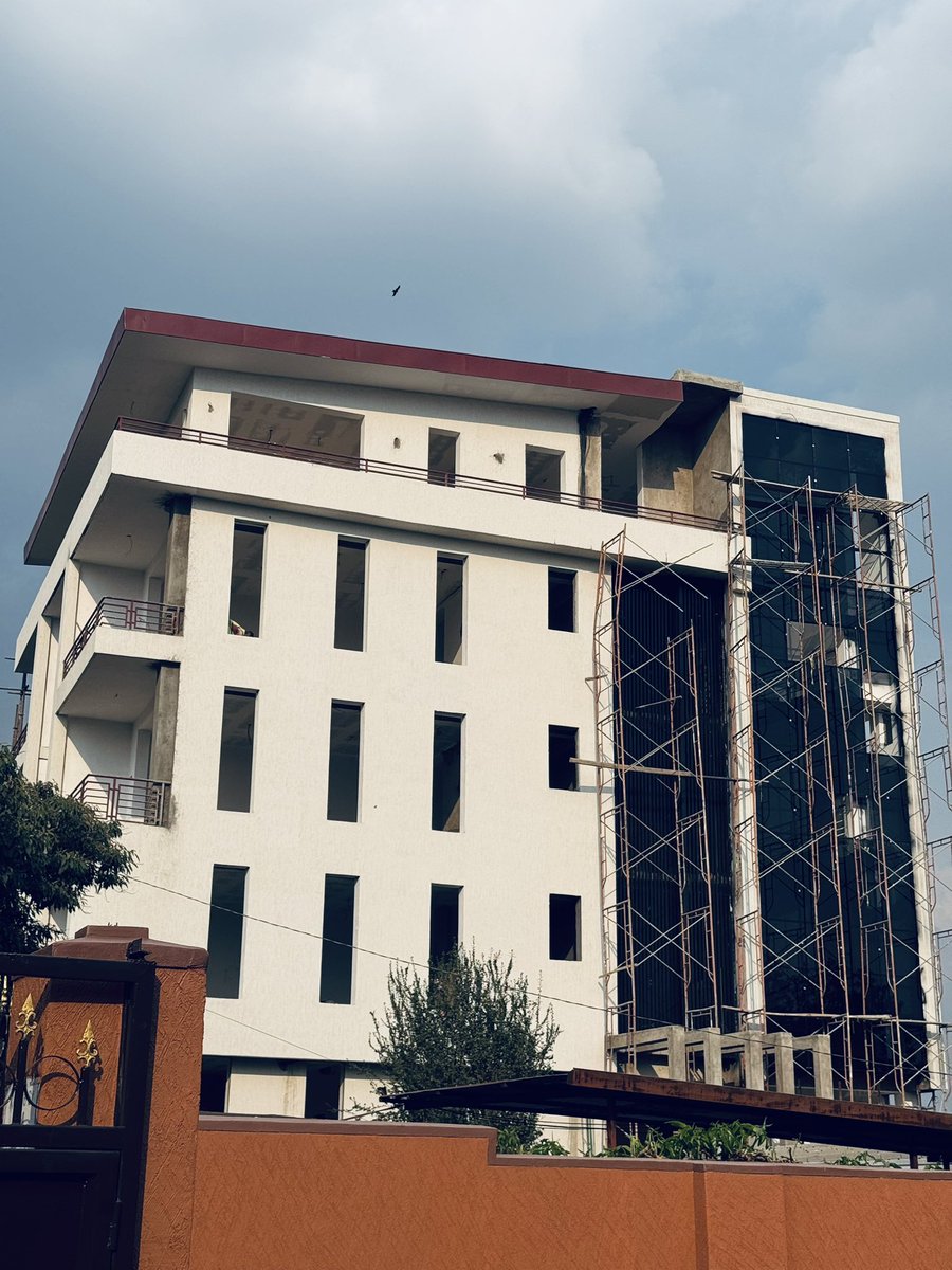 everdesigngroup's tweet image. The Design vs the Progress! 🚧🏗️
Kigali’s developers are increasingly investing in residential projects, including apartments, to meet the growing demand for housing!
#EverDesign is here for you!