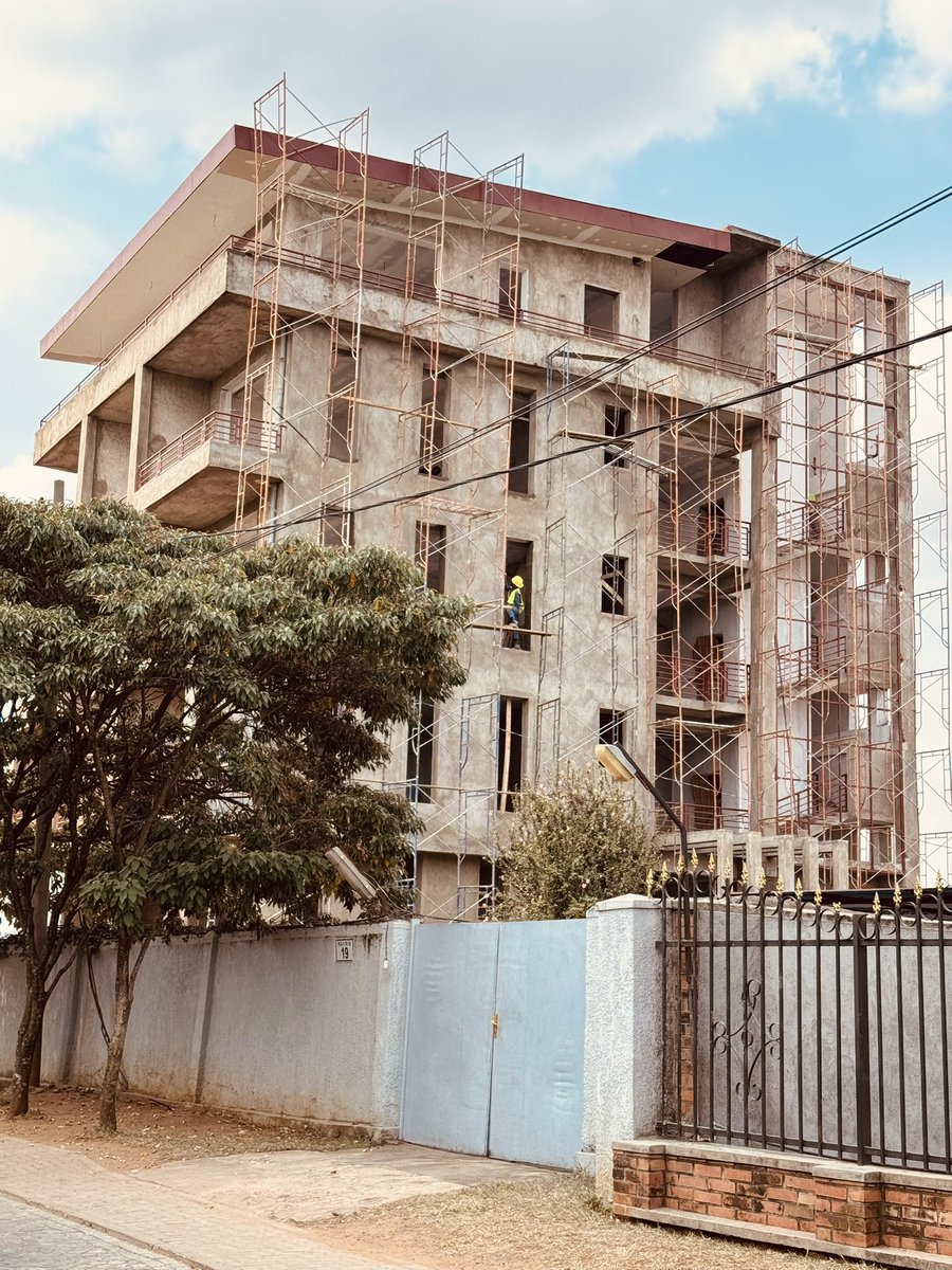 everdesigngroup's tweet image. The Design vs the Progress! 🚧🏗️
Kigali’s developers are increasingly investing in residential projects, including apartments, to meet the growing demand for housing!
#EverDesign is here for you!