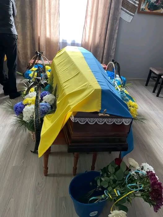 gozefinagold's tweet photo. Сьогодні я мав останній вихід на позиції.
Зранку все, як завжди: випили кави, зібрали БК та поїхали на завдання.
Гнали шалено, вздовж розбитими селами. Виїхали до наших окопів.
Погов��рив з мамою. Сказав, щоб не переживала, якщо пару днів не буду виходити на зв'язок.  Почалась пекельна атака. Вистріл. Гул у вухах. Темрява. 
Чую мамину молитву. Бачу, як мене тягнуть на собі мої побратими. Ранені. Кров по всюди. Бачу квіти. Море квітів....вздовж дороги селом стоять мої родичі, знайомі, однокласники, сусіди. 
Боляче дивитись на маму. Я її не впізнаю... 
Я чую її крик, бачу сльози. Знаєте, мені не боляче. 
Я зробив все що міг. Я стояв за Вас. 
За тих хто сьогодні прийшов і приніс море квітів...
Мені майже не  боляче... боляче тільки від того, що Ви могли дати мені шанс в останнє побачити маму, але не дали. 
Ви мене не чули коли потрібна була термінова допомога. Мені не писали друзі і не питали, що потрібно, щоб мене врятувати, а зараз принесли квіти... Вони мені вже не потрібні. Мені вже нічого не потрібно...
Мені потрібна була просто вчасна допомога....
Тепер я буду ангелом - хоронцем своїм побратимам. Я буду щодня сидіти поруч з своєю мамою, яка приходить щодня до мене ...
Через місяць- два ви мене і не згадаєте, того  хто віддав своє життя за Вас ...
Шкода тільки маму...
Я хочу хоч трішки Вам розказати, що насправді відбувається. 
Люди, рятуймо РАЗОМ живих! Вони без нас не виживуть ...
Сергій Григоренко