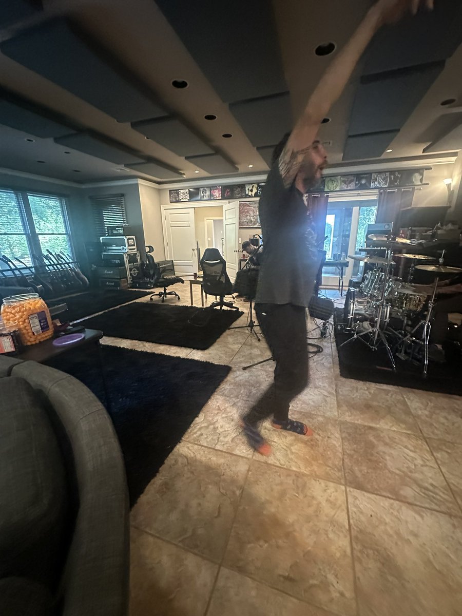 betterlovers's tweet image. LP2 Day 1