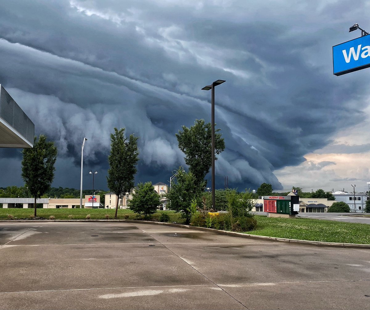 More pictures of the insane shelf cloud moving through Oldham county, KY. This was sent to me by Ricky Gaines.
