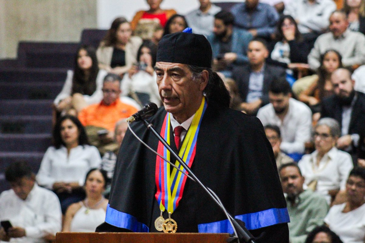 campusb's tweet image. La USB gradúa a 97 nuevos profesionales en un emotivo acto en el Complejo de Auditorios. El rector Jorge Stephany destacó la recuperación de los jardines universitarios como símbolo de renovación y esperanza. ¡Felicidades a los graduados por su logro y compromiso
#Usbve #Campusb