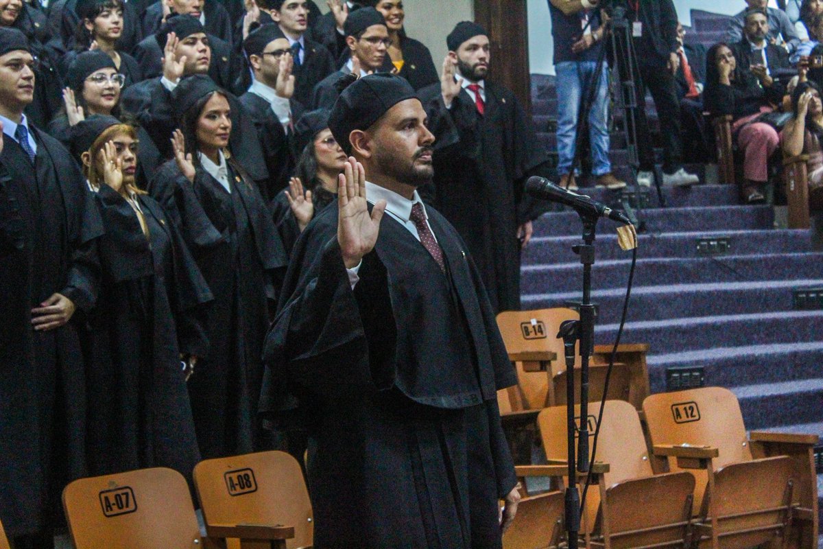 campusb's tweet image. La USB gradúa a 97 nuevos profesionales en un emotivo acto en el Complejo de Auditorios. El rector Jorge Stephany destacó la recuperación de los jardines universitarios como símbolo de renovación y esperanza. ¡Felicidades a los graduados por su logro y compromiso
#Usbve #Campusb