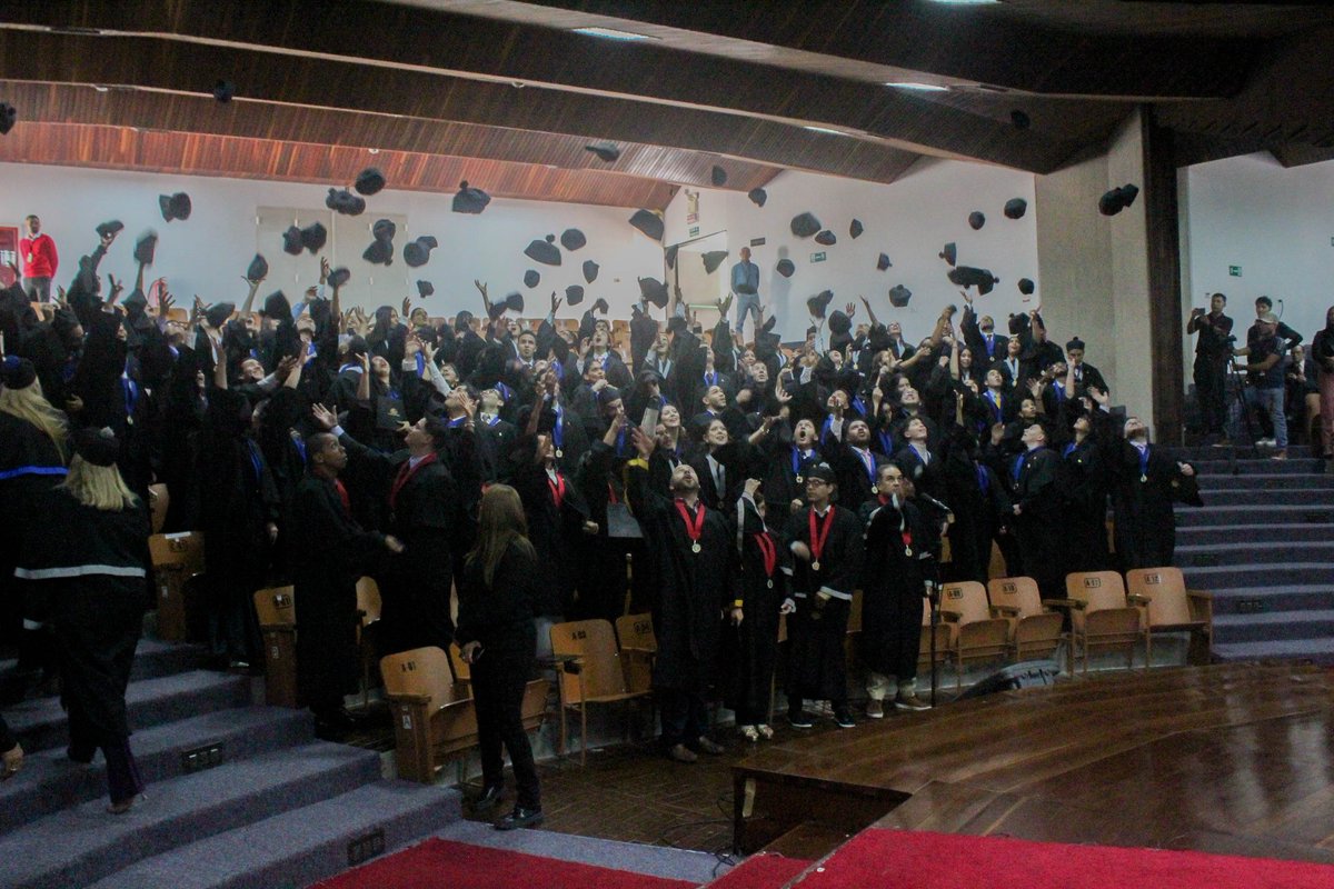 campusb's tweet image. La USB gradúa a 97 nuevos profesionales en un emotivo acto en el Complejo de Auditorios. El rector Jorge Stephany destacó la recuperación de los jardines universitarios como símbolo de renovación y esperanza. ¡Felicidades a los graduados por su logro y compromiso
#Usbve #Campusb
