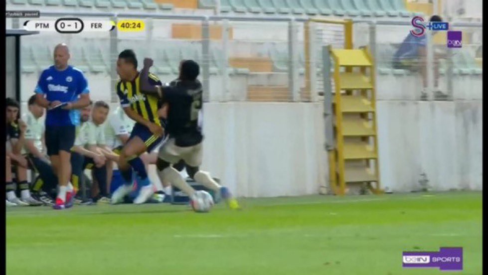 Fenerbahçemizin rakibi Portimonense "Hazırlık maçı" kavramını biraz abartmış gözüküyor ilk yarıda. 

Enterasan müdahaleler var, özellikle de 6 numara (Samy) Samuel Bengue'nin.