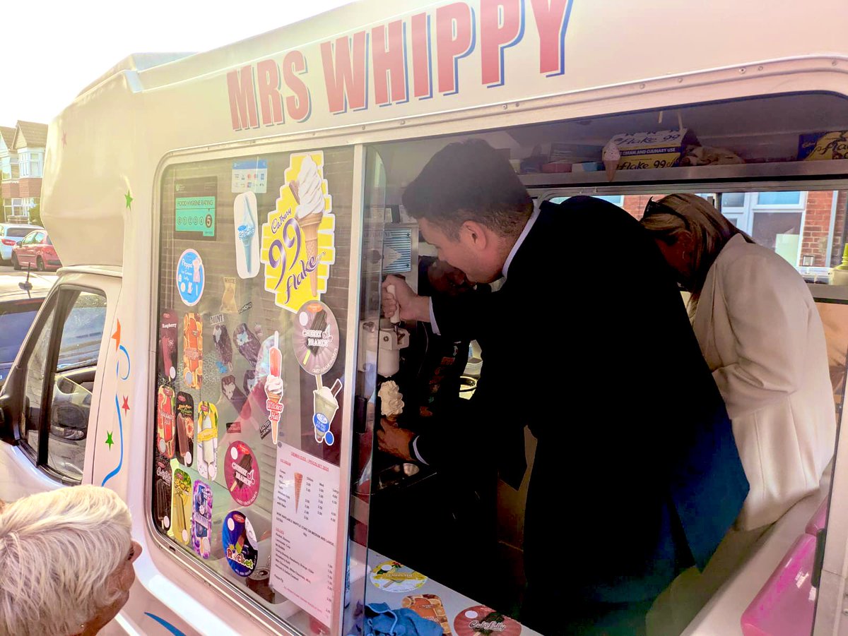 wesstreeting's tweet image. Everything in moderation…
Enjoyed moonlighting with Mrs Whippy in Portsmouth this evening at @AmandaMartinMP’s summer bbq.
Amanda and @StephenMorganMP have a lovely team.