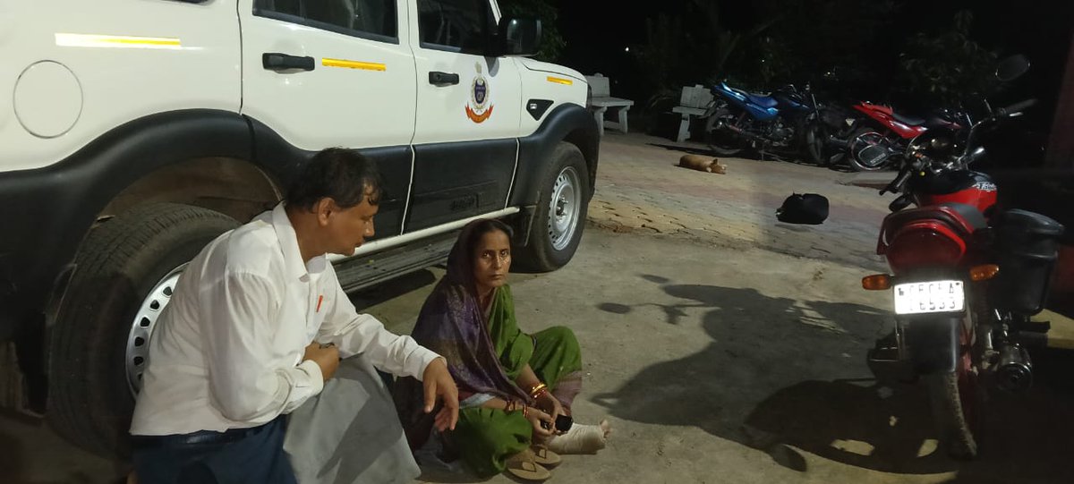 srikant13's tweet photo. @spjajpur @DGPOdisha 
Alakunda PS IIC Debasish Satpathy illegally detained RTI ACtivist Mahesh Parida who has been attacked with his family by BJD goons due to lodging FIR against them.. His parents  staging Dharana outside police station.police thrown them out of PS due to CCTV https://t.co/MmE9fC5Z3y