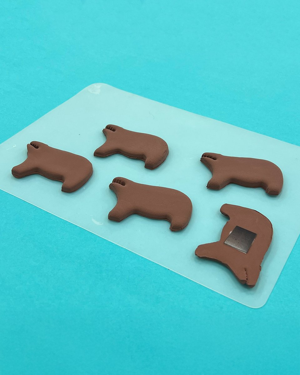 HeardMuseum's tweet image. Stop by the #Heardlings Art Cart to create your own clay magnet with inspiration from Zen Bear, the large-scale steel sculpture by Warm Springs Chiricahua Apache artist Bob Haozous.
📅 Weds, Jul 23 (10a-12p)
📍 Lyon Family Crossroads Gallery
🎟️ FREE with regular admission