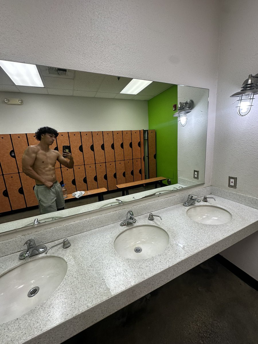 andre_calderon4's tweet image. Weighed in today at 189 &amp;amp; 6’1 1/2, at 11% body fat!!! I can play slot or wideout and can also play DB! @DCarr75 @dthedeacon @JDiMinno @crossdevante @CoachBSheph @CoachRomeroCP @C_Arbizzani @CoachToler @CoachSammyMix @CoachKHensley @J_Menage3 @cjmcgorisk @CJPollard1 @coachprice80