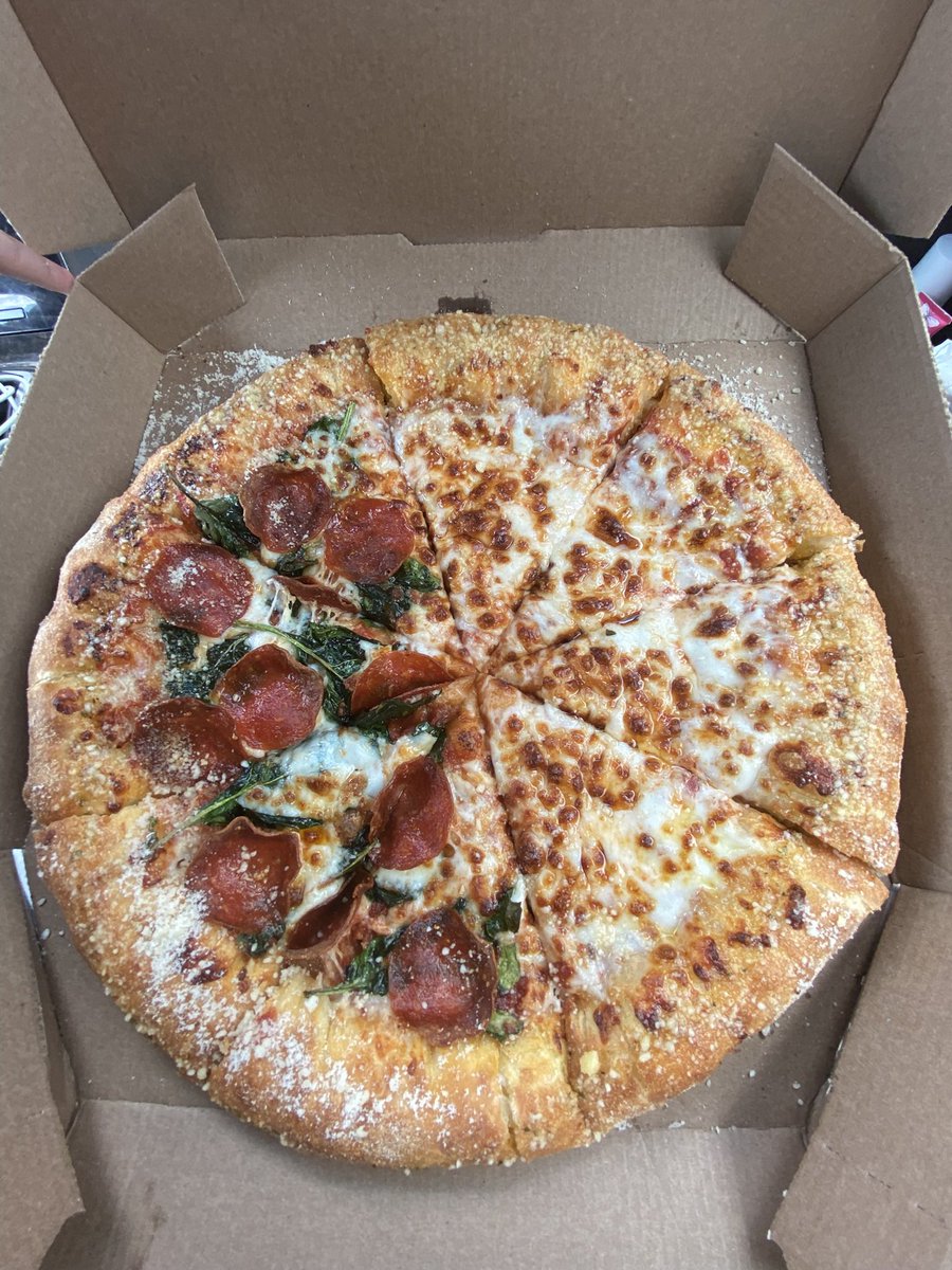 CallMeAGoddesss's tweet photo. PIZZA 
#its420somewhere #LoveIsland https://t.co/IL5vUgzvRZ