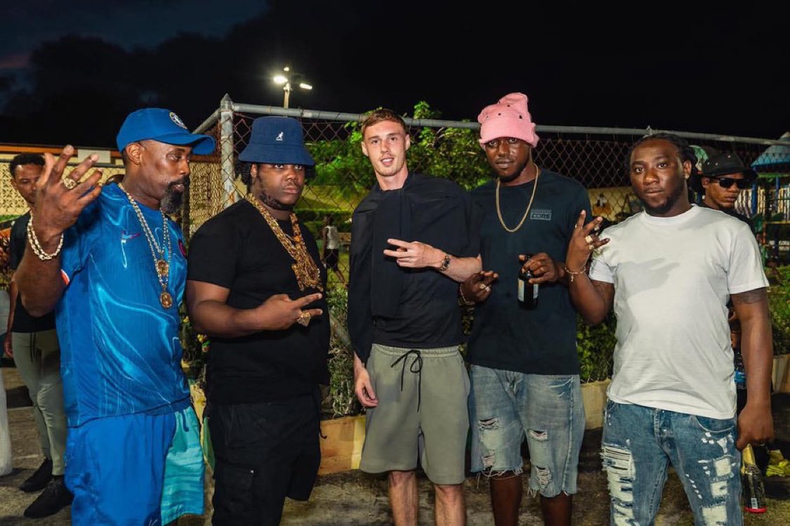 Cole Palmer com seus amigos de infância em São Cristóvão e Névis.