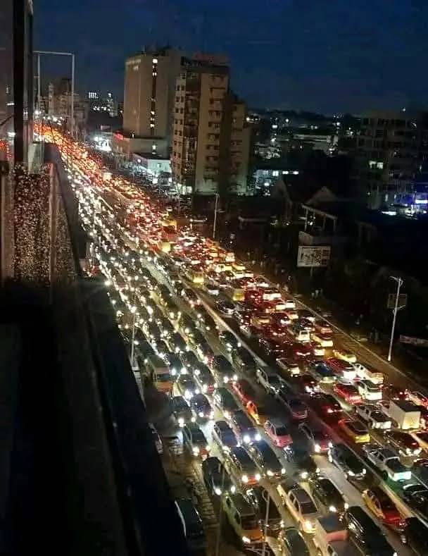 Face aux embouteillages monstre à Kinshasa, il est urgent de prendre des mesures concrètes. L’une des premières étapes devrait être l’interdiction des véhicules à volant à droite, inadaptés à notre système de circulation et sources de nombreux désordres.