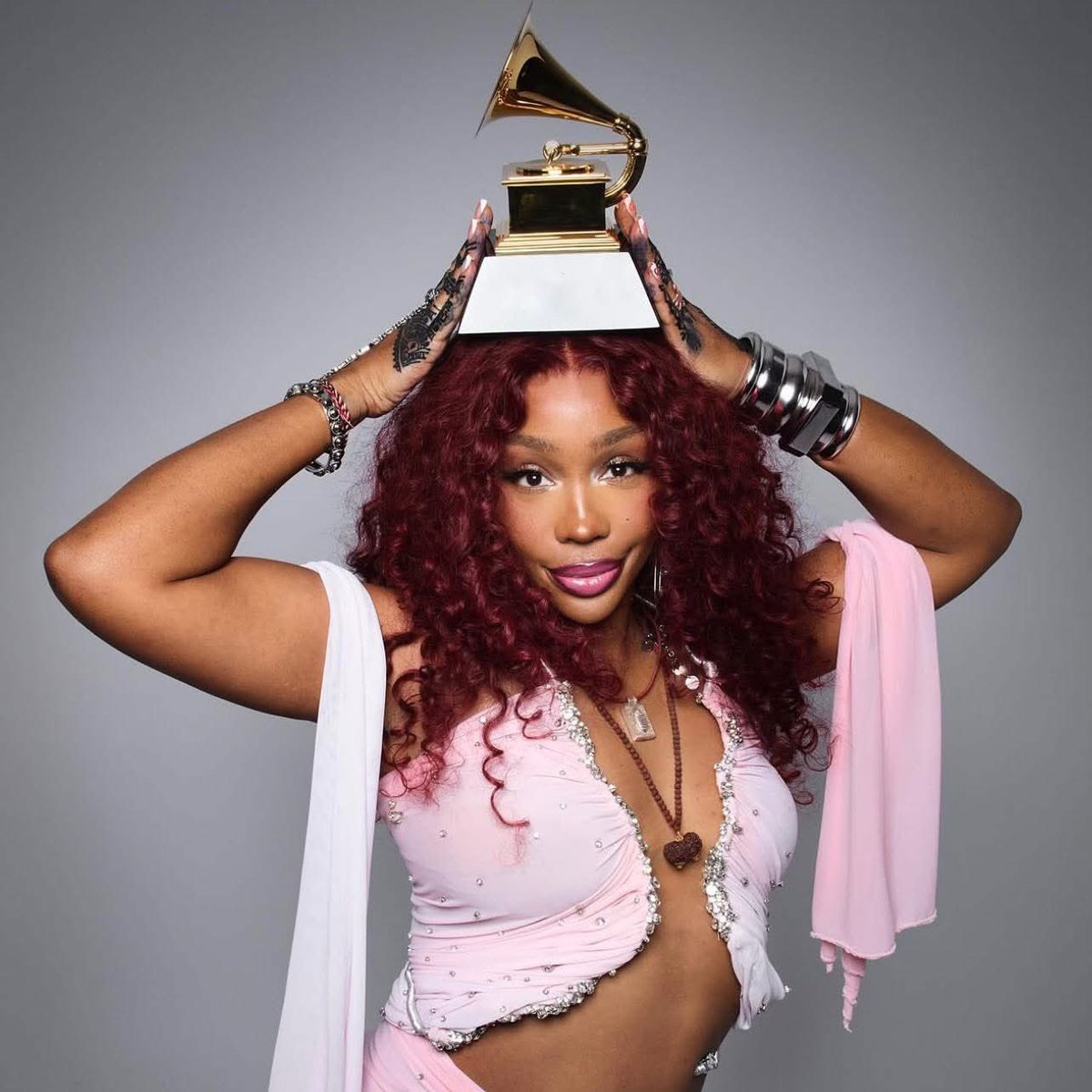 arianaunext's tweet image. Hey it’s 5
Seconds of Summer?
No, the 5 Grammies that Nicki Minaj will NEVER get! 🤣