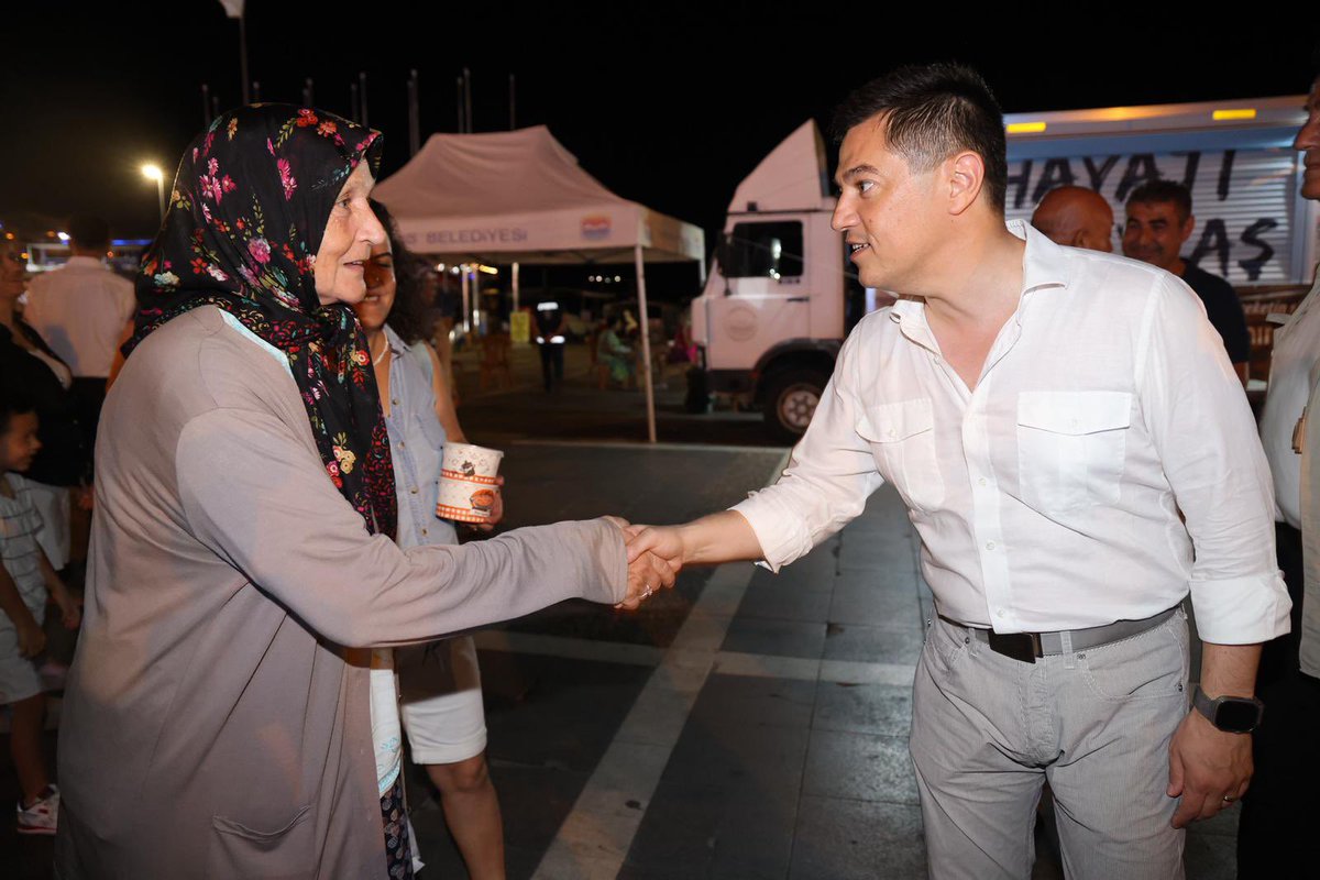 Marmaris Belediyesi olarak Muharrem ayı dolayısıyla düzenlediğimiz aşure etkinliğinde, hemşehrilerimizle aynı sofrada buluştuk.

Farklı tatların bir araya gelerek oluşturduğu aşure gibi; biz de bu topraklarda dayanışmayla, sevgiyle, saygıyla bir arada olmanın güzelliğini