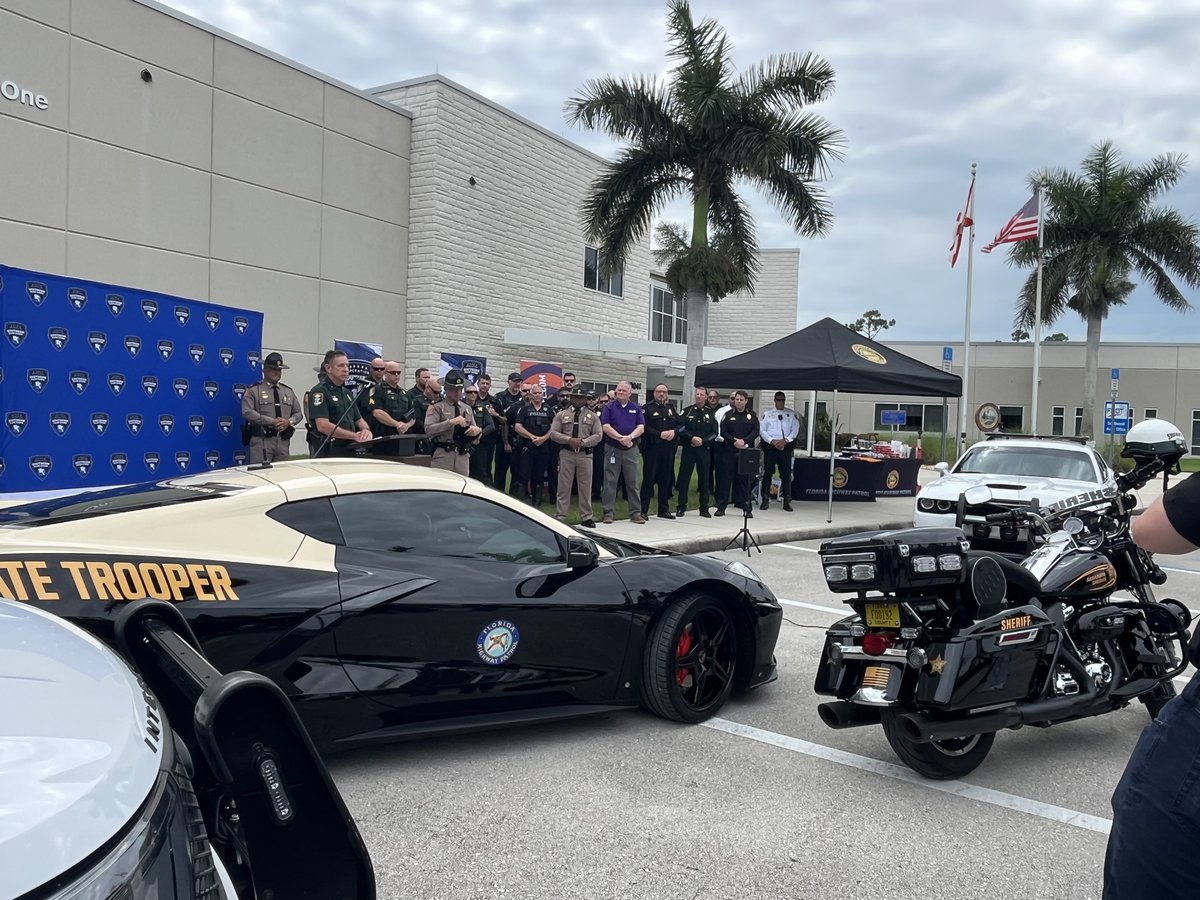 MyFDOT_SWFL's tweet image. We're teaming up with the Florida Department of Highway Safety and Motor Vehicles and local law enforcement to remind everyone to ease up on the gas pedal. 🚔💬 Remember, slowing down saves lives! Let's work together to make a difference! 🛑🚗💨