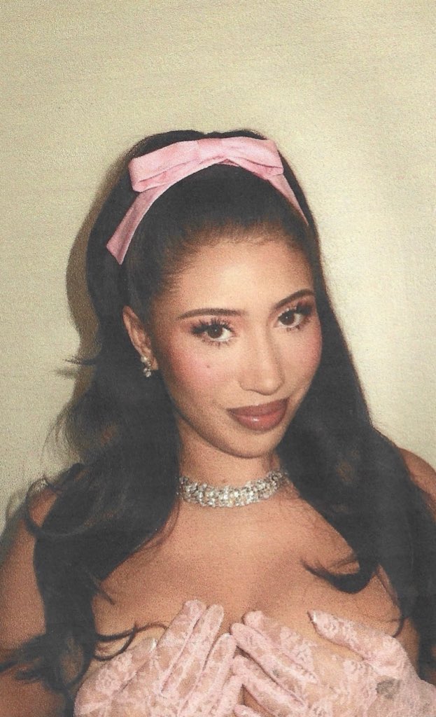 LaUnicaUpdates's tweet image. happy birthday to la única kali uchis 🎀