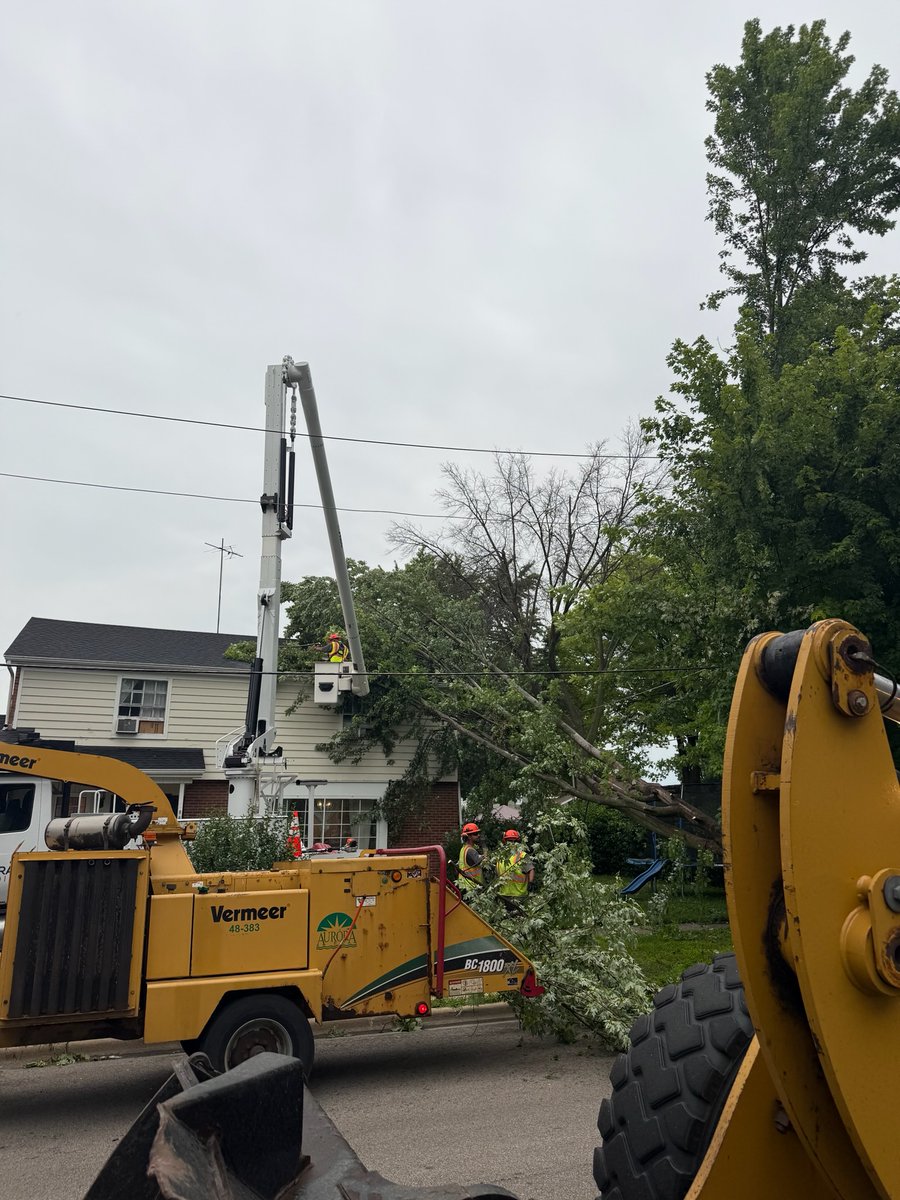 CityofAuroraIL's tweet image. 🌟 Thank you to our hard-working Street Maintenance Team for working overtime last night to help residents clean up from the severe weather that struck the City.
❤️ Your continued efforts are both much needed and greatly appreciated! Thank you for your excellent service to the…
