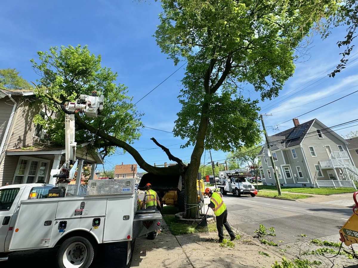 CityofAuroraIL's tweet image. 🌟 Thank you to our hard-working Street Maintenance Team for working overtime last night to help residents clean up from the severe weather that struck the City.
❤️ Your continued efforts are both much needed and greatly appreciated! Thank you for your excellent service to the…