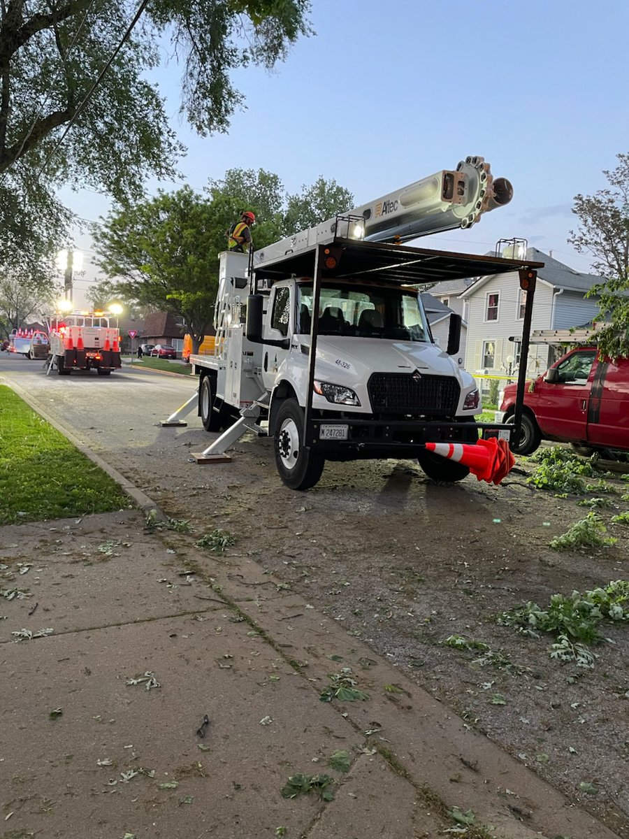 CityofAuroraIL's tweet image. 🌟 Thank you to our hard-working Street Maintenance Team for working overtime last night to help residents clean up from the severe weather that struck the City.
❤️ Your continued efforts are both much needed and greatly appreciated! Thank you for your excellent service to the…