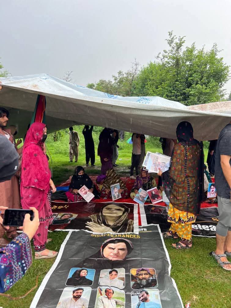 ZareefRind's tweet image. بارش، آندھی، طوفان؛ کیا یہ سب اس کرب سےزیادہ بڑےہیں جو بلوچ بیٹیاں،بہنیں،مائیں جھیل رہی ہیں؟ ہرگز نہیں!
انکا دکھ بہت بڑاہے
اسلام آباد چاہےانکےسروں سےچھت چھین لے،
انہیں تپتی دھوپ میں بیٹھنےپر مجبور کرے
یا برفیلی سرد راتوں میں بھیگنےپر۔۔
لیکن انکا اپنوں کی رہائی کا یقین نہیں ٹوٹےگا