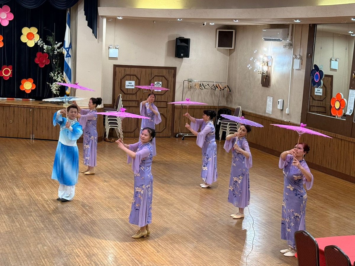 NYCAging's tweet image. Talent truly is timeless! Nearly 150 older adults brought creativity and energy to Rego Park’s Talent is Timeless competition, celebrating self-expression, connection, and unforgettable performances. 💃🏽🎶🙌 #TalentIsTimeless #NYCAging