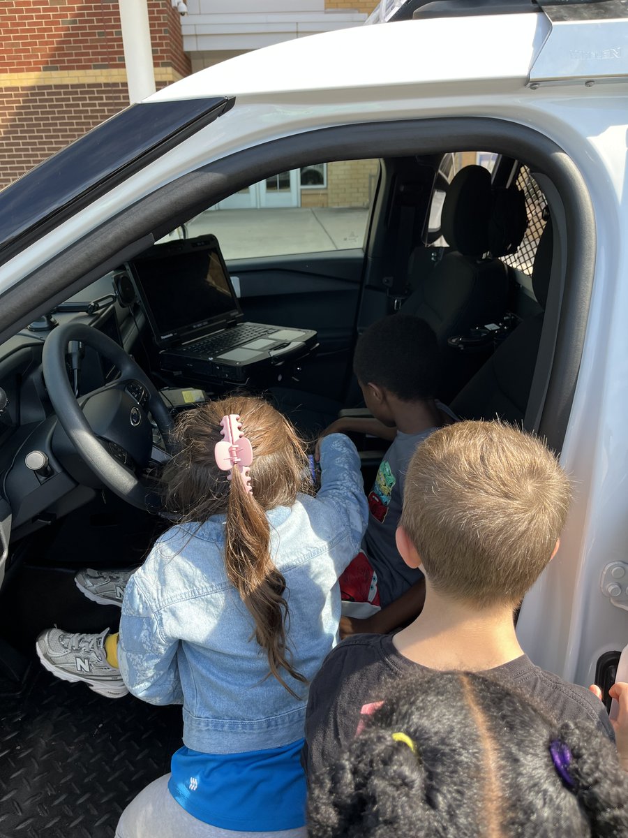 ManassasCityPD's tweet image. Thank you to Baldwin AlphaBest for having us! We had a great time showing the kids our cruiser and connecting with them. 🚓💙 #MCPD #CommunityPolicing #ManassasCity
