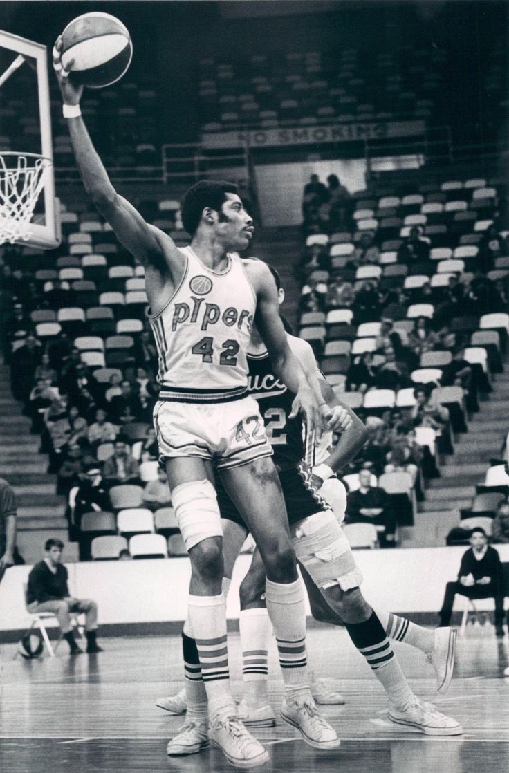CoachKarl22's tweet image. Connie Hawkins would be 83 today. He was one of my first heroes and he made me believe a Pittsburgh kid could pursue his sports dreams. He had a similar impact on Julius.
Connie is also one of the great What Ifs. What if he had gotten a full pro career?!
RIP Cornelius 🙏