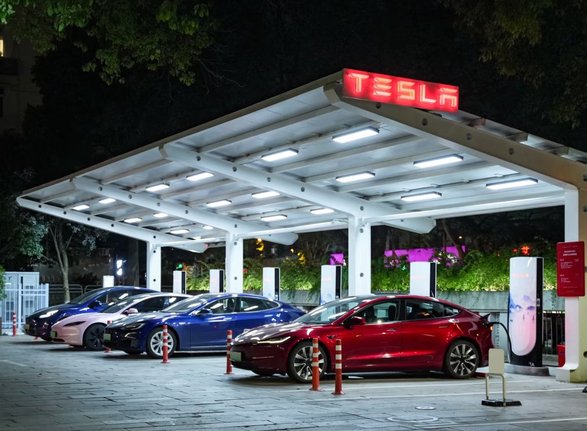 DriveGreen80167's tweet photo. Poetry meets power by West Lake, Hangzhou π
Teslaβs V4 Supercharger arrives beside the scenic West Lake πΏ
#TeslaSupercharging #ChargeAnywhere #TeslaLife #V4Supercharger $tsla #FullPowerEverywhere #TravelWithTesla #EVLife #HangzhouVibes https://t.co/ngv2gmJETT