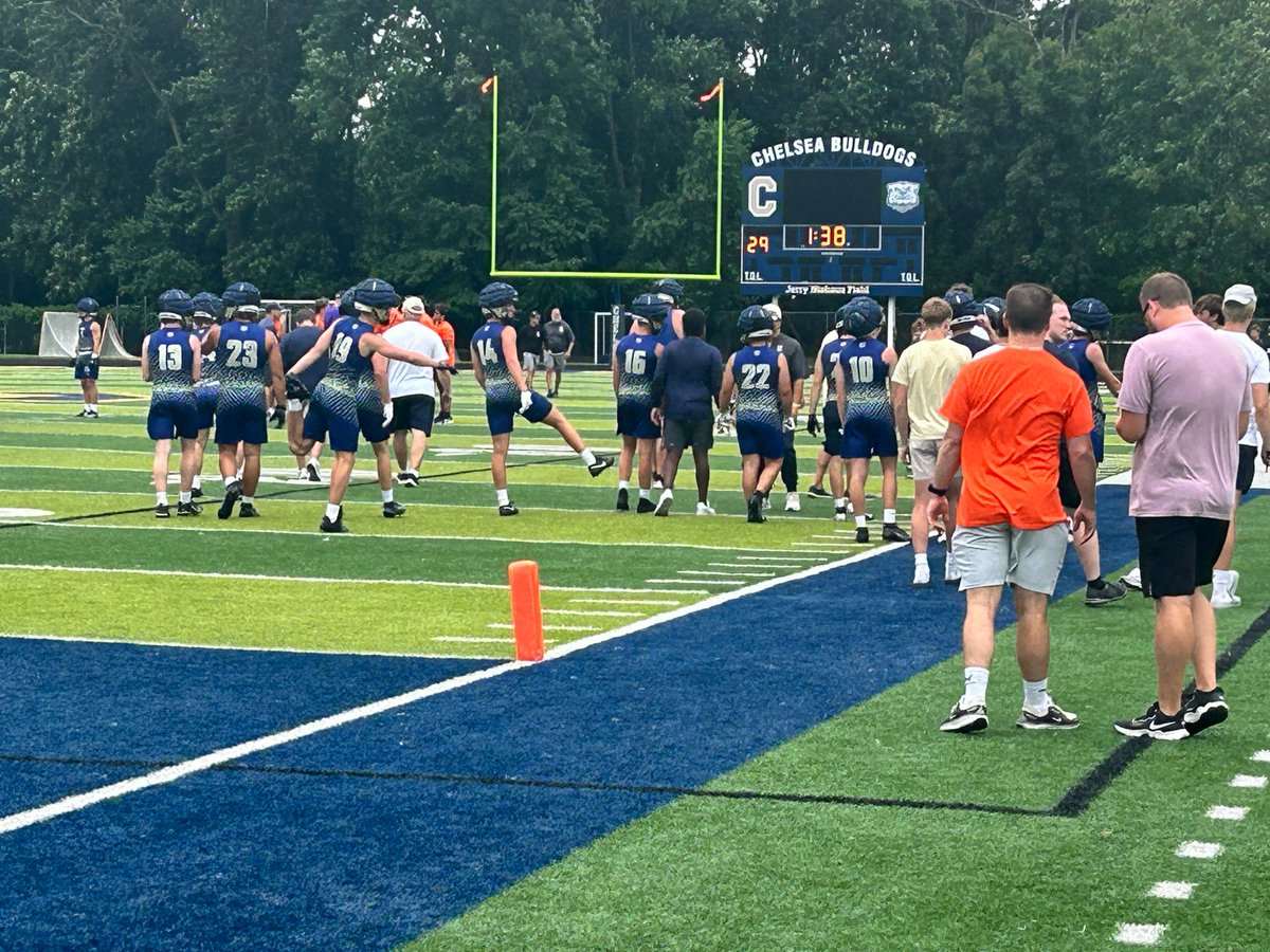 ChelseaFB_SEC's tweet image. Dogs getting ready for the D2 @goosepoop_ final vs Williamston. A rematch of the first pool game which Williamston won in OT 24-22.