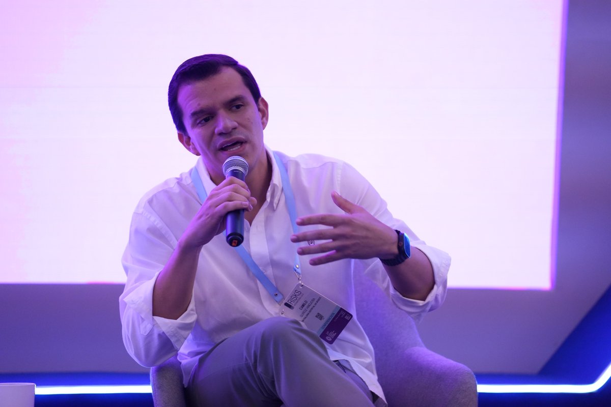 Asobancaria's tweet photo. #AEstaHora avanza el panel 'Lucha contra la corrupción: construyendo una sociedad más transparente' del 24º Congreso Panamericano de Riesgo #LAFTFPADM.

Participan @camiloquirozh, contralor delegado para la Seguridad, Convivencia y Justicia de la @ContraloriaBta; @AndresAvila84, director de Ávila Arias & Asociados; @Carlosardilae, representante a la Cámara; Andrés Hernández, director Ejecutivo de @transparenciaco.