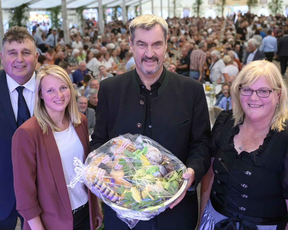 Markus_Soeder's tweet image. Landwirtschaft, regionales Essen und ländlicher Raum sind Bayerns Zukunft. Bauerntag @BayernsBauern Kreisverband Ansbach mit Präsident Günther Felßner und Bundeslandwirtschaftsminister Alois Rainer im mittelfränkischen Flachslanden mit 2000 Besuchern. Landwirtschaft ist…