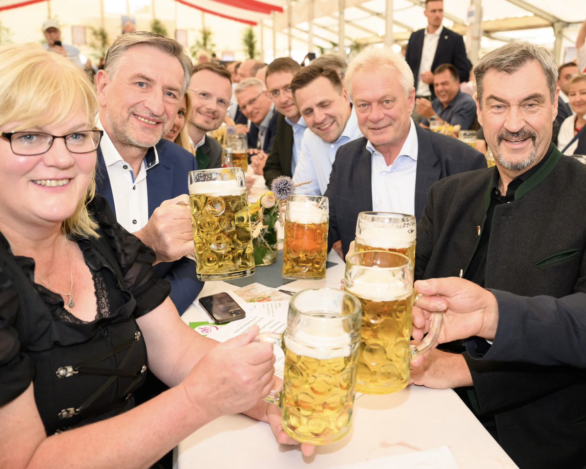 Markus_Soeder's tweet image. Landwirtschaft, regionales Essen und ländlicher Raum sind Bayerns Zukunft. Bauerntag @BayernsBauern Kreisverband Ansbach mit Präsident Günther Felßner und Bundeslandwirtschaftsminister Alois Rainer im mittelfränkischen Flachslanden mit 2000 Besuchern. Landwirtschaft ist…