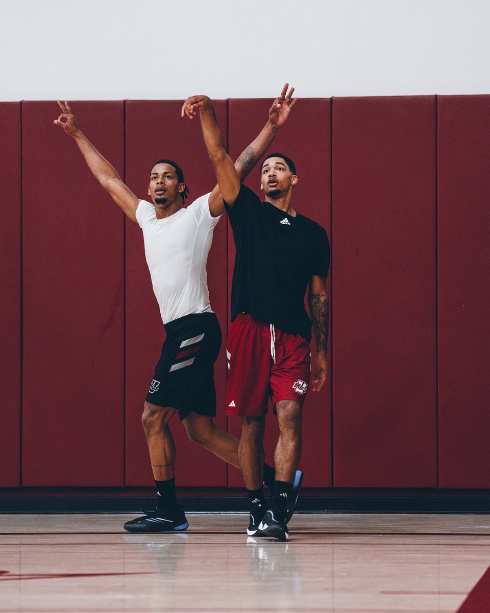 UMassMBB's tweet image. Summer Splash ☔️👌
Shots are going 🆙 at Champs
#Flagship🚩