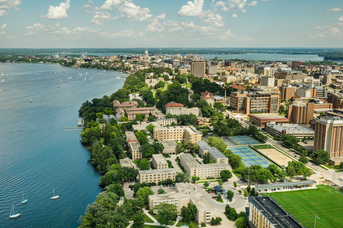 WisAlumni's tweet image. Lakeside serenity meets skyline beauty—summertime in Madison is one of a kind. 

📷 Taylor Wolfram / UW–Madison
