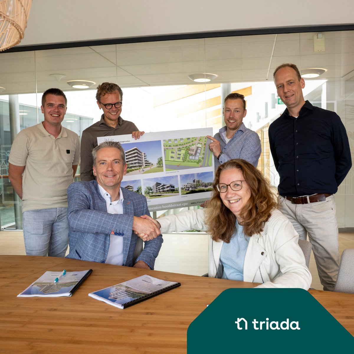 Deze week tekenden wij met Nijhuis Bouw de overeenkomst voor 32 nieuwe appartementen aan de Hoofdstraat in Epe. Een belangrijke stap richting betaalbare en toekomstbestendige woningen. We kijken uit naar de bouw! #nieuwbouw #Triada #Epe #NijhuisBouw