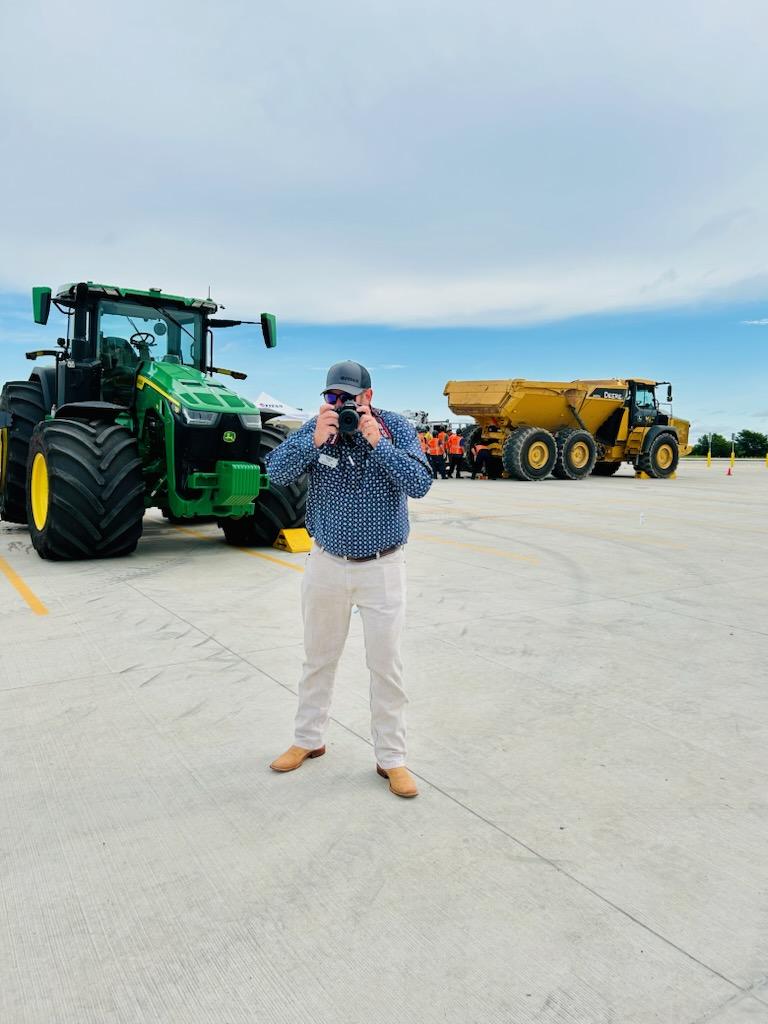 GoodyearFarm's tweet image. Great week at dealer training in partnership w/ @thetireindustry (TIA) Travis Lamb, Ag Specialist/LSW Expert & Kim Boccardi, VP of Marketing for N.A. traded places. Great way to learn in a controlled training environment...& no Travis' pics won't be shared, but A for effort!
