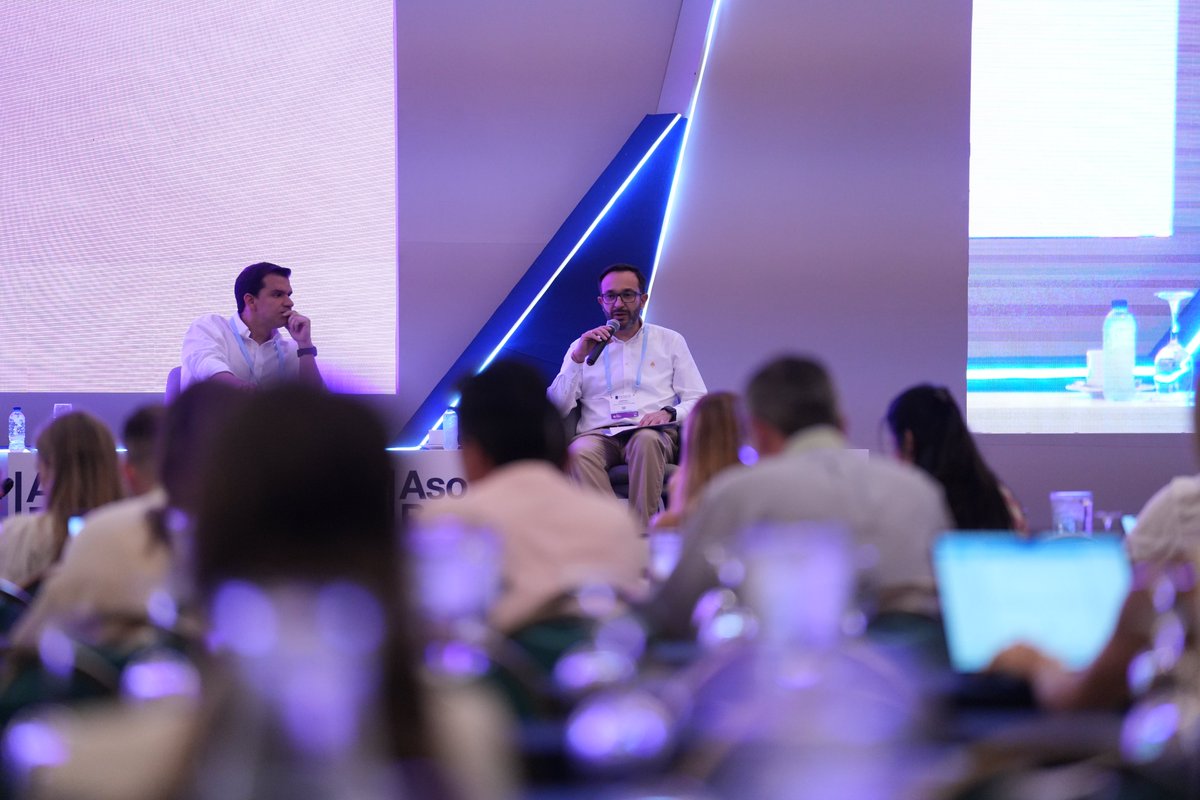 Asobancaria's tweet photo. #AEstaHora avanza el panel 'Lucha contra la corrupción: construyendo una sociedad más transparente' del 24º Congreso Panamericano de Riesgo #LAFTFPADM.

Participan @camiloquirozh, contralor delegado para la Seguridad, Convivencia y Justicia de la @ContraloriaBta; @AndresAvila84, director de Ávila Arias & Asociados; @Carlosardilae, representante a la Cámara; Andrés Hernández, director Ejecutivo de @transparenciaco.
